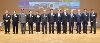 写真:協議会設立宣言を行った西胆振6市町の市長・町長、商工会議所会頭らメンバー