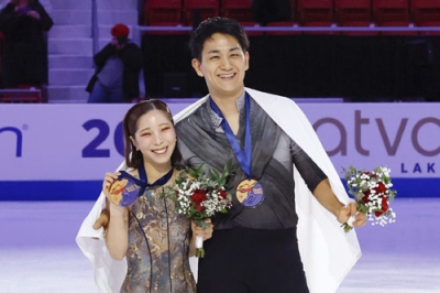 写真:ペアで優勝し、GPファイナル進出を決めた三浦璃来(左)、木原龍一組=レークプラシッド(共同)