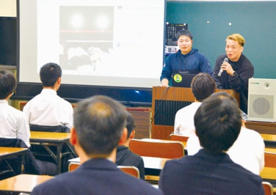 写真:参加者の質問に答える竹浦さん。左は清水さん