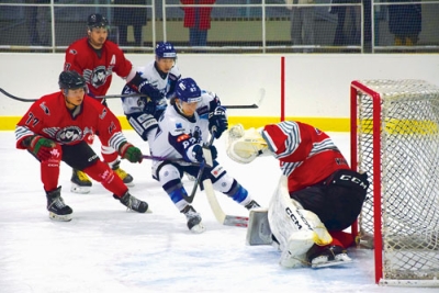 写真:【日鉄室蘭-釧路厚生社】第2ピリオドで得点を挙げ、果敢に攻める日鉄室蘭・嶋野(右から2人目)と阿部翼(同3人目)=16日、新和産業アイスアリーナ室蘭