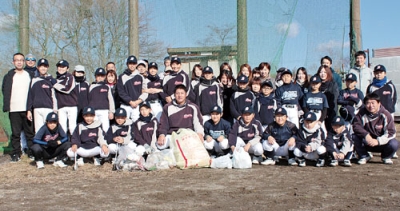 写真:清掃活動を行った幌別ベアーズの選手や保護者ら