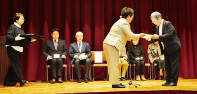 写真:山田会長から感謝状を受け取る安達前会長