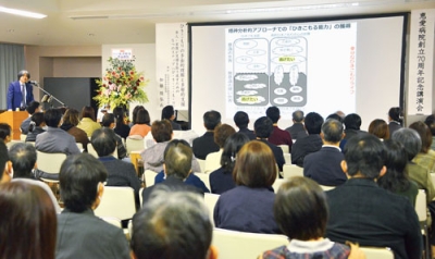 写真:ひきこもりについて講演する加藤さん