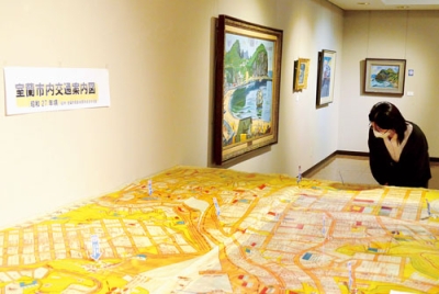 写真:昭和中期の蘭西地区を描いた大型地図や絵画が並ぶ企画展