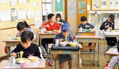 写真:おいしそうに閻魔やきそばを頬張る幌別小の児童たち