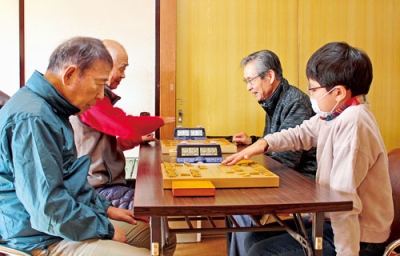 写真:静かな会場で熱戦を繰り広げる参加者