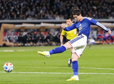 写真:【日本―ボリビア】前半、先制ゴールを決める鎌田=国立競技場