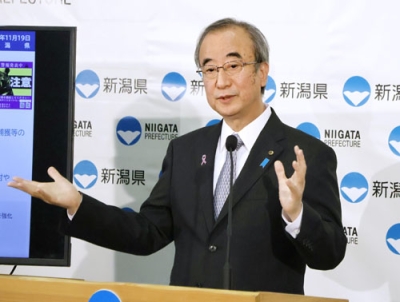 写真:定例記者会見をする花角英世新潟県知事=19日午前、県庁