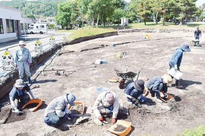 写真:縄文後期を中心に土器や石器約600点が出土した栄遺跡の発掘調査