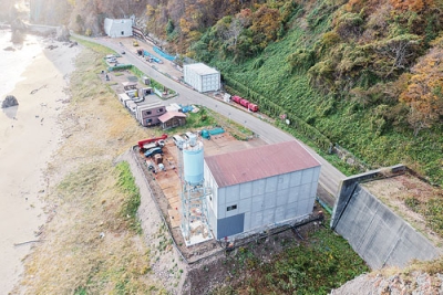 写真:大岸礼文停車場線の未改良区間。左上が車道が狭く通行に支障がある区間と旧トンネル(提供写真)