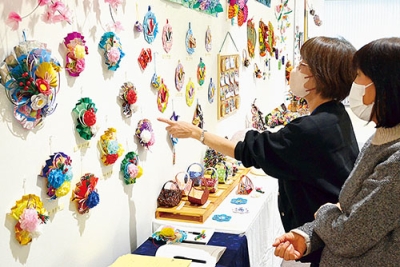 写真:利用者が心を込めて制作した作品が並ぶ会場