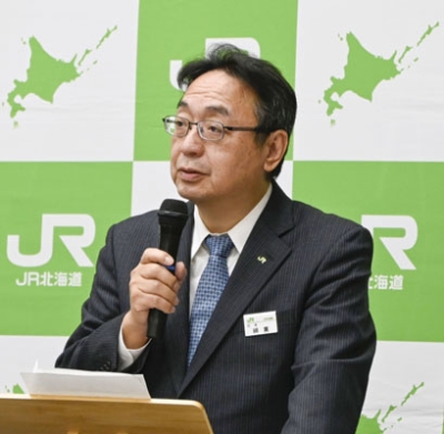 写真:記者会見するJR北海道の綿貫泰之社長=19日午後、札幌市