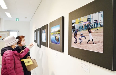 写真:地域の光景を捉えた作品が並ぶ写真展