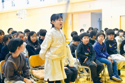 写真:いじめをテーマにした架空の事例を見て意見を述べる伊達小児童