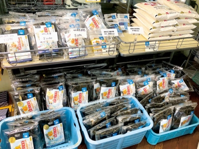 写真:ヤヤン昆布を使用した関連商品を多数取りそろえる