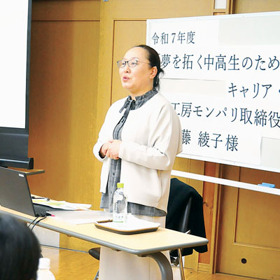 写真:菓子と世界情勢のつながりを話す佐藤さん