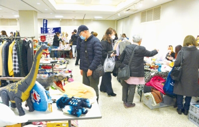 写真:ハンドメード雑貨などを買い求める人たちでにぎわう会場