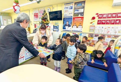 写真:手作りの色紙を手渡す園児たち