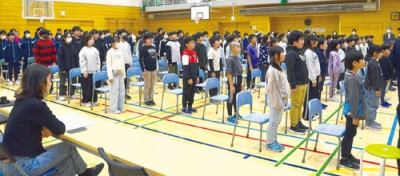 写真:リハーサルで校歌を歌う児童生徒