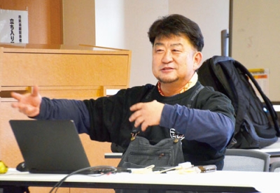 写真:災害現場での課題や支援の在り方について講演する熊谷さん