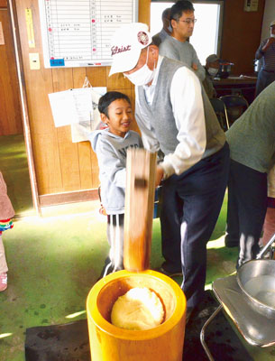 写真:餅つきを楽しむ子どもたち