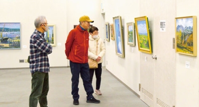 写真:イオン登別店のコミュニティホールで開かれている作品展