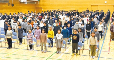 写真:全校児童生徒による新校歌が体育館に響き渡った