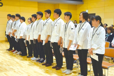 写真:コンクールに出場する12人の学生