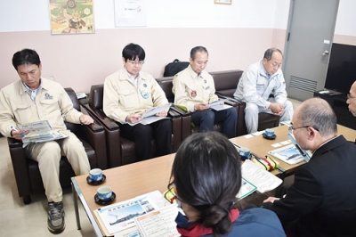 写真:スムーズな物流に向けた協力要請を受ける北海道糖業道南製糖所役員ら