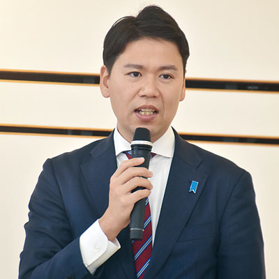 写真:地方創生をうたう公約を掲げ、後援会関係者に支持を求める松下氏