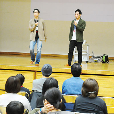 写真:漫才などで来場者を楽しませたアップダウンの竹森さん(左)と阿部さん