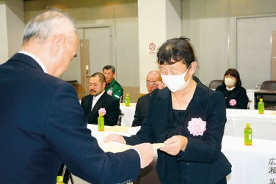 写真:事業所優良従業員として表彰状を受け取る受賞者