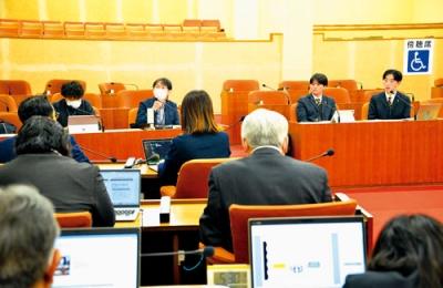 写真:市議に自身の考えを伝える右から木賊さん、三枝さんら議会サポーター