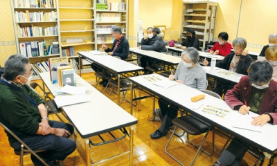 写真:室蘭市内にある文学碑について紹介された土曜講座