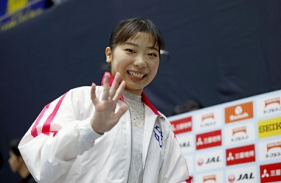 写真:体操の全日本団体・種目別選手権、女子平均台決勝での演技を終え、手を振る芦川うらら=高崎アリーナ