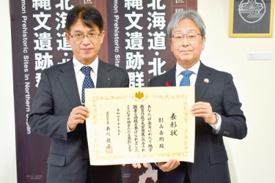 写真:文部科学大臣の地方教育行政功労者表彰を受けた伊達市前教育長の影山さん(右)
