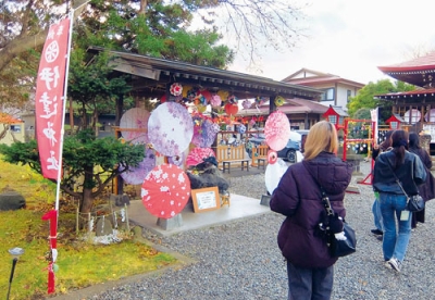 写真:伊達神社の境内を散策する学生(提供写真)