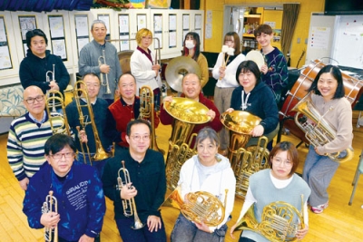 写真:演奏会に向け調整をしている「室苫ブラスアンサンブル饗宴」のメンバー