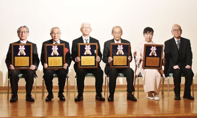 写真:伊達市の文化発展への尽力がたたえられた(左から)菊地さん、金さん、富田さん、加藤さん、山田さんと森田会長
