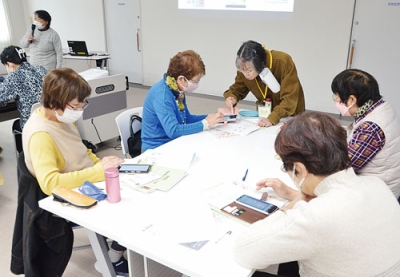写真:スマホの使い方を学ぶ参加者