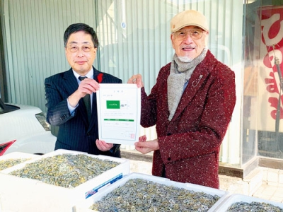 写真:リングプル181キロを寄贈した関根さん(右)と市社会福祉協議会の髙木事務局長