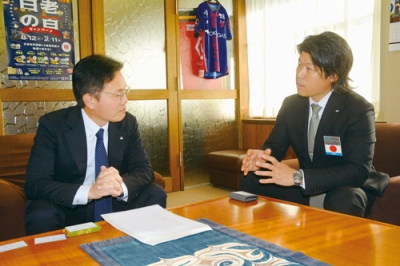 写真:大塩町長(左)に活動方針などを説明する渡辺新理事長