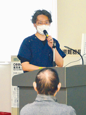 写真:胆石・胆のう炎の最新治療について解説する小野医師