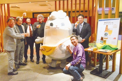 写真:地ビール完成を祝う関係者たち