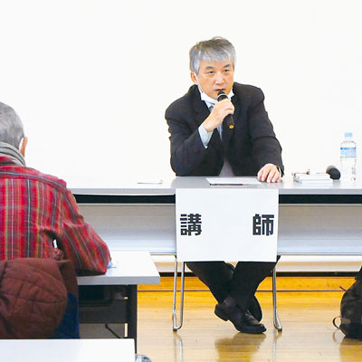 写真:やさしい精神保健講座で講義する柏倉医師