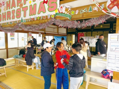 写真:クリスマスの装飾が施された会場でイベントを楽しむ子どもたち