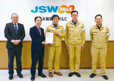 写真:登録証を手にする上田社長(中央)ら(提供写真)