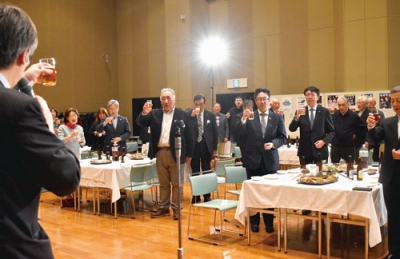 写真:芸術文化活動の発展を願って祝杯を挙げる出席者