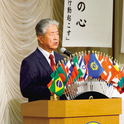 写真:活動65周年の記念式典であいさつする金濱会長