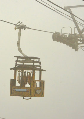 写真:初日はあいにくの雨天と霧がかった中で運行した「とば号」